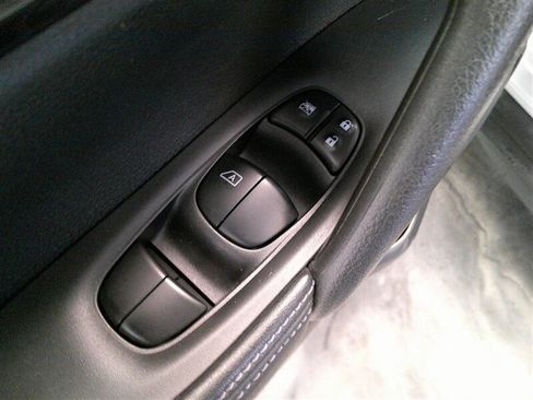 Used 2019 Nissan Rogue SV image 33