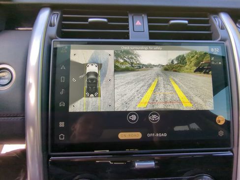 Used 2024 Land Rover Discovery S image 17