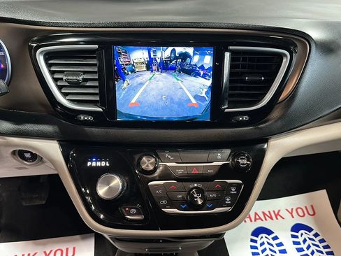 Used 2017 Chrysler Pacifica Touring-L Plus FWD image 28