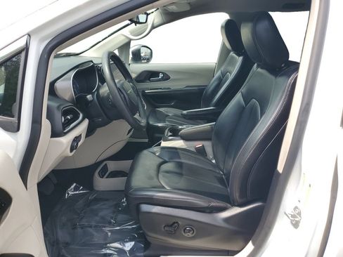 Used 2023 Chrysler Pacifica Touring-L FWD image 21