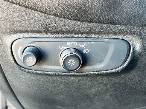 Used 2021 Chevrolet Equinox LS w/ LPO, Blackout Package FWD image 10