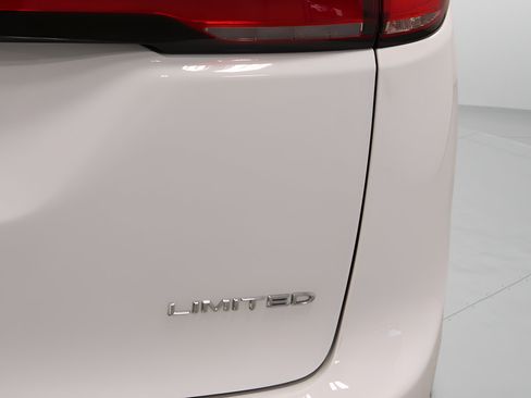 Used 2026 Chrysler Pacifica Limited FWD image 38