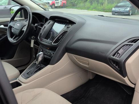 Used 2016 Ford Focus SE w/ SE Sport Package FWD image 23