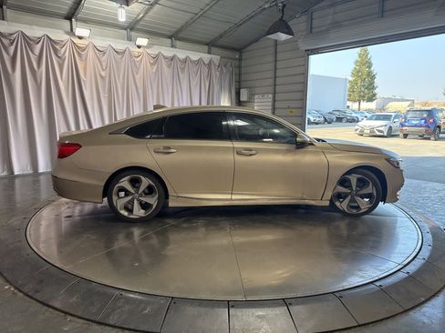 Used 2018 Honda Accord Touring image 4