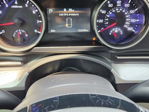 Used 2024 Kia Carnival LX FWD image 13