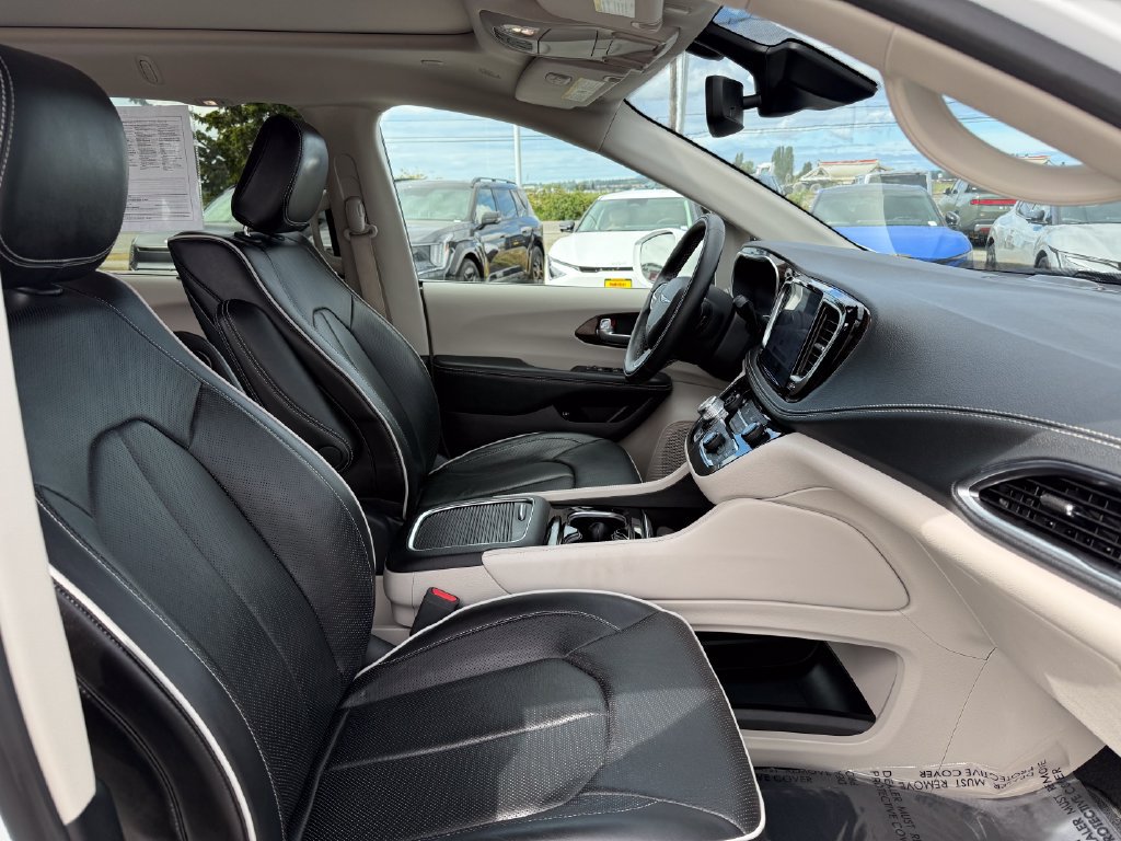 Used 2022 Chrysler Pacifica Limited w/ Uconnect Theater Family Group FWD image 13