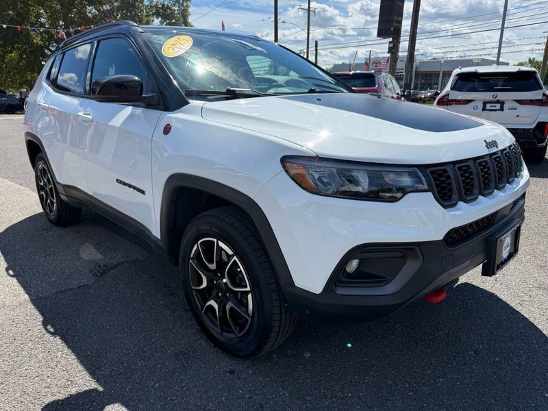 Used 2025 Jeep Compass Trailhawk AWD/4WD image 7