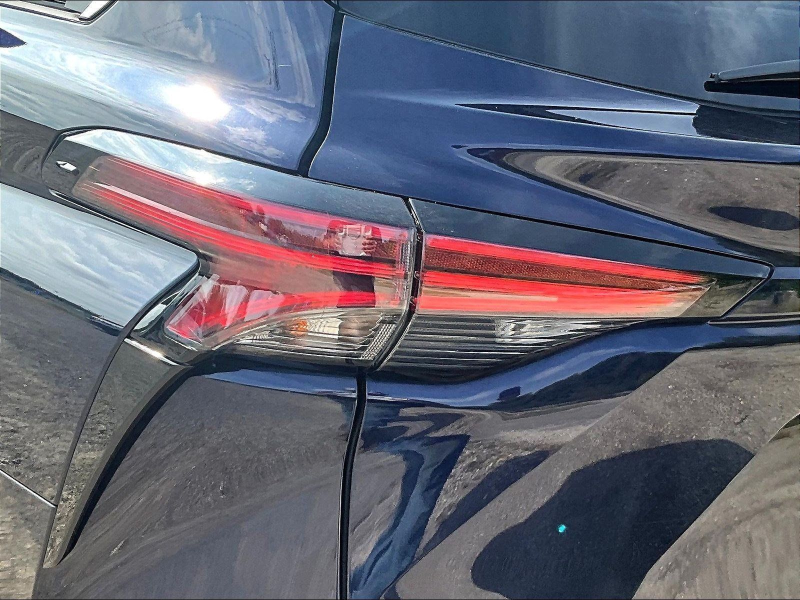 Used 2023 Toyota Sienna XSE FWD image 23