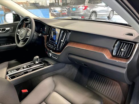 Used 2024 Volvo XC60 B5 Plus image 14