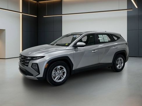 Certified 2025 Hyundai Tucson SE FWD image 1