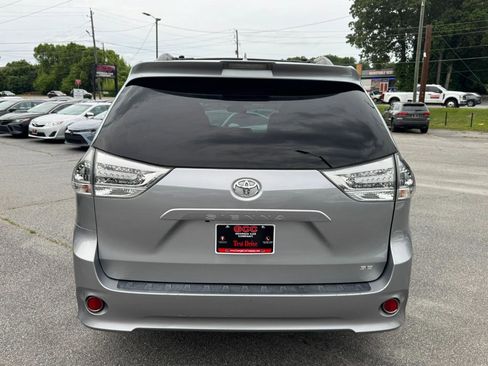 Used 2018 Toyota Sienna SE Premium w/ Carpet Mat Package FWD image 6