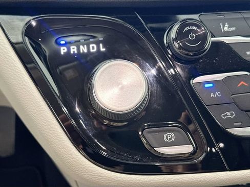 Used 2023 Chrysler Pacifica Touring-L FWD image 15