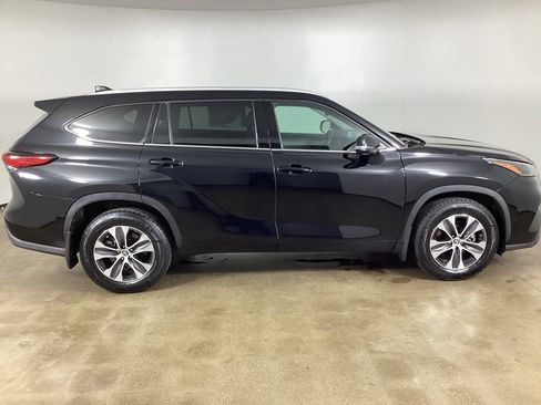 Used 2022 Toyota Highlander XLE AWD/4WD image 7