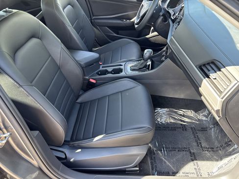 Used 2021 Volkswagen Jetta SE w/ SE Cold Weather Package image 9