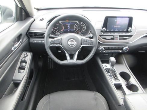 Used 2025 Nissan Altima 2.5 SV image 13