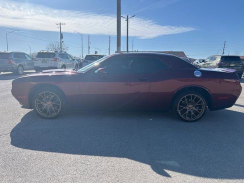 Used 2018 Dodge Challenger R/T RWD image 10