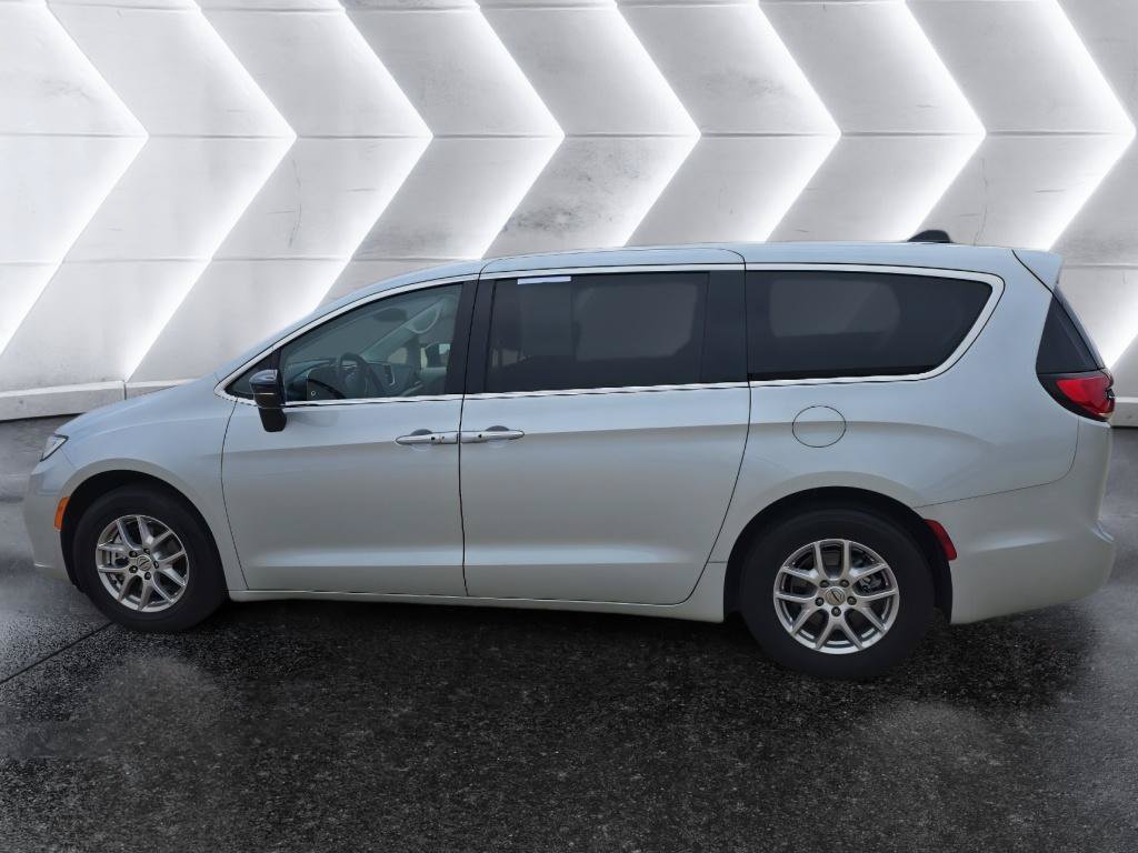 Used 2024 Chrysler Pacifica Touring-L FWD image 8