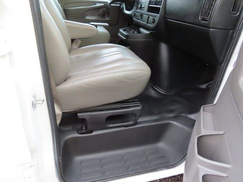 Used 2015 Chevrolet Express 2500 image 19