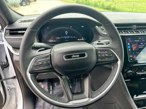Used 2025 Jeep Grand Cherokee Altitude AWD/4WD image 14