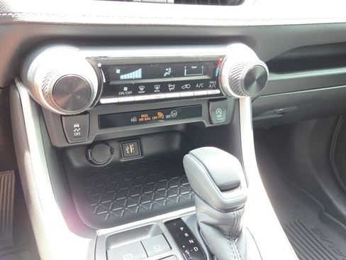 Certified 2025 Toyota RAV4 LE FWD image 21