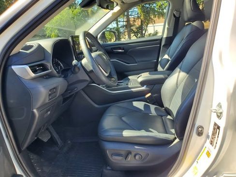 Used 2023 Toyota Highlander XLE AWD/4WD image 18