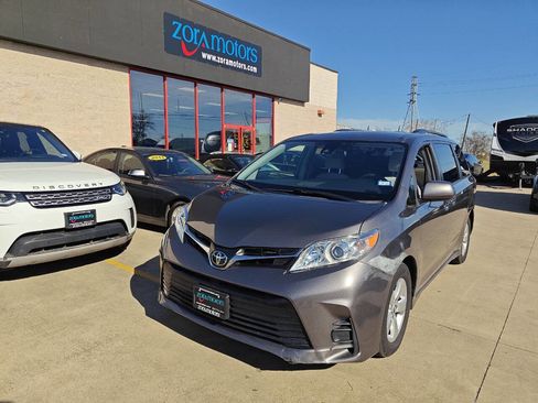 Used 2018 Toyota Sienna LE image 1