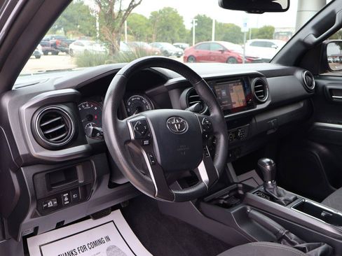 Used 2019 Toyota Tacoma TRD Off-Road w/ Technology Package AWD/4WD image 18