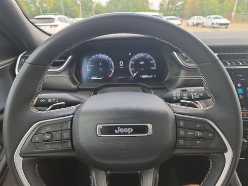 Used 2024 Jeep Grand Cherokee Altitude AWD/4WD image 10