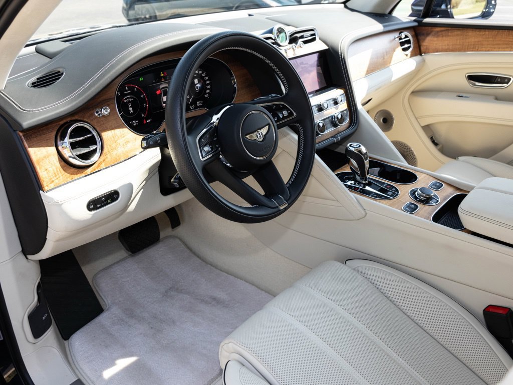 Used 2025 Bentley Bentayga AWD/4WD image 29