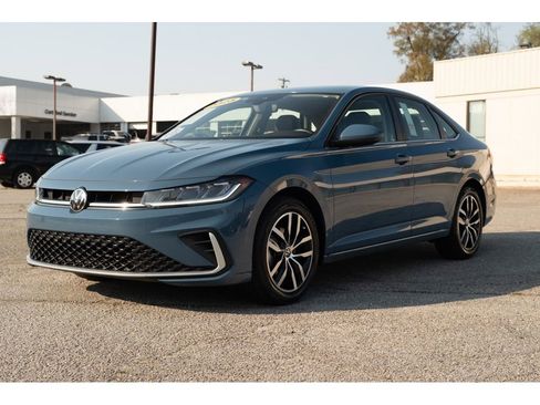 Used 2025 Volkswagen Jetta SE image 4