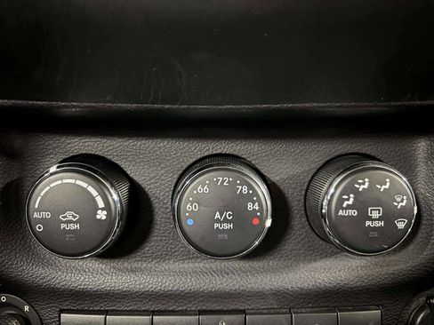 Used 2016 Jeep Wrangler Unlimited Rubicon image 29