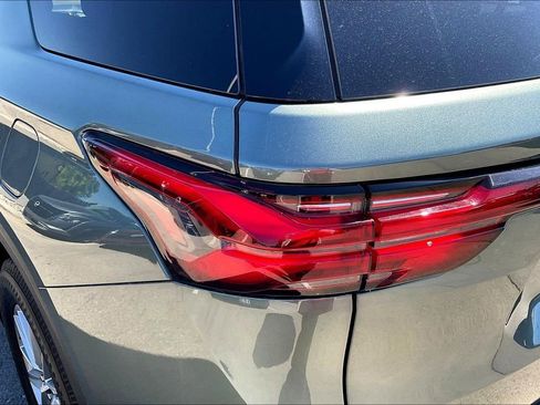 Used 2022 Chevrolet Traverse LT FWD image 40