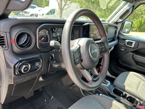 Used 2024 Jeep Wrangler Unlimited Rubicon AWD/4WD image 15