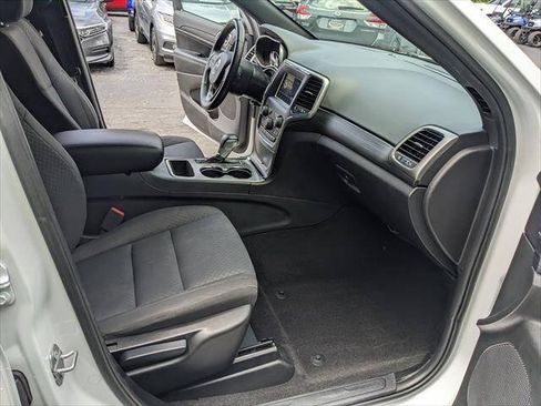 Used 2019 Jeep Grand Cherokee Laredo w/ Security & Convenience Group AWD/4WD image 18
