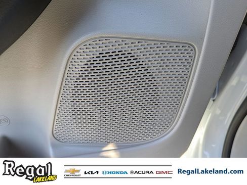 Used 2024 Chrysler Pacifica Select image 18