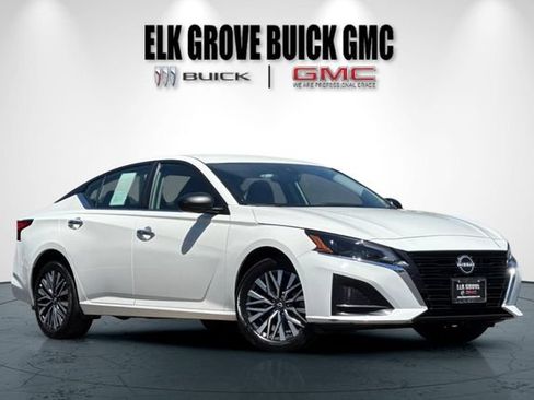 Used 2025 Nissan Altima 2.5 SV AWD/4WD image 2