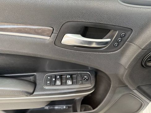 Used 2019 Chrysler 300 Limited image 12
