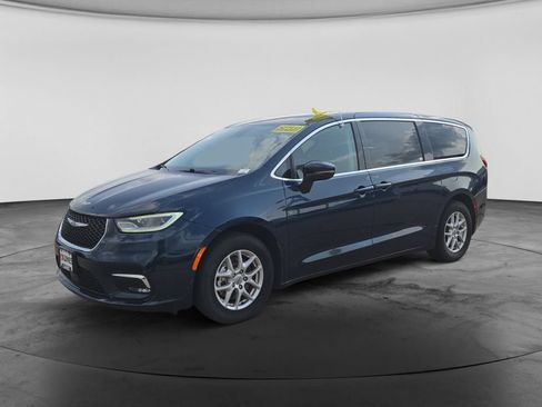 Used 2023 Chrysler Pacifica Touring-L FWD image 5