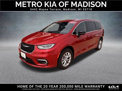 Used 2025 Chrysler Pacifica Select
