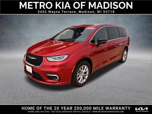 Used 2025 Chrysler Pacifica Select AWD/4WD image 1