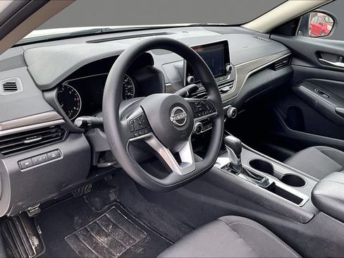 Used 2025 Nissan Altima 2.5 SV FWD image 13