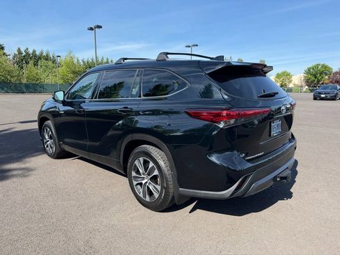 Used 2021 Toyota Highlander XLE AWD/4WD image 5