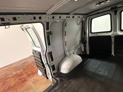 Used 2017 GMC Savana 2500 image 70