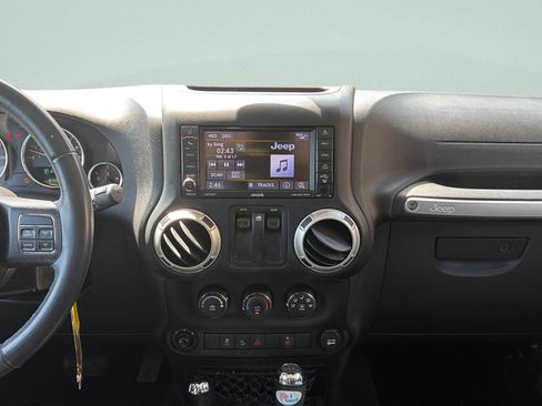 Used 2018 Jeep Wrangler Sahara w/ Connectivity Group AWD/4WD image 13
