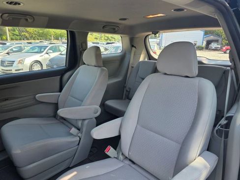 Used 2016 Kia Sedona L image 16