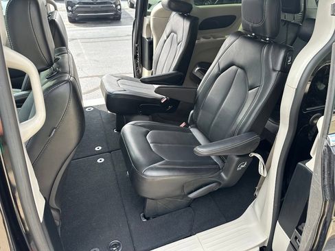 Used 2024 Chrysler Pacifica Touring-L FWD image 12