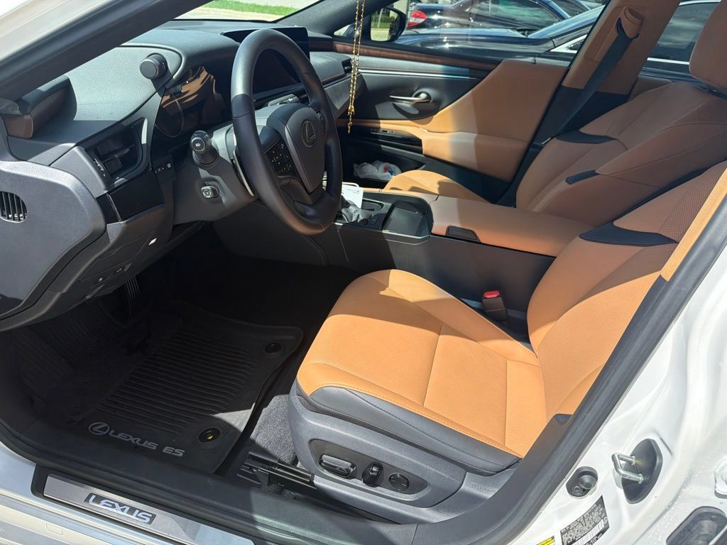 Used 2025 Lexus ES 350 w/ Premium Package FWD image 4