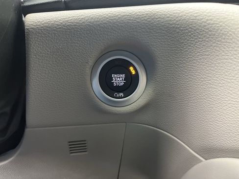 Used 2022 Chrysler Pacifica Limited w/ Uconnect Theater Family Group image 24