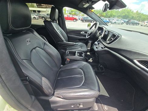 Used 2022 Chrysler Pacifica Touring-L w/ Uconnect Theater Family Group FWD image 7
