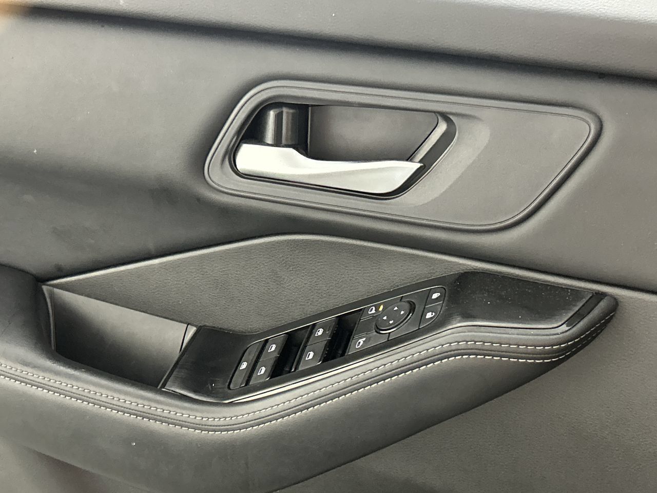 Used 2025 Nissan Rogue SV FWD image 19
